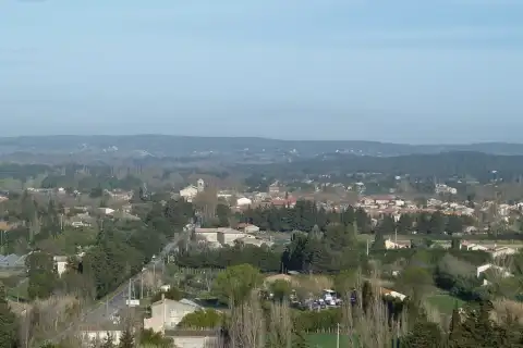 Le bourg de Mouriès vue depuis le Coussou (est)