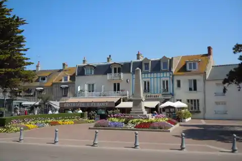 Courseulles-sur-Mer - monument aux morts - Calvados - Basse-Normandie