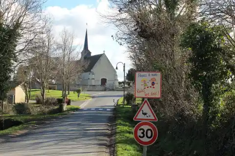 Gonneville-en-Auge panneau attention aux enfants et aux canards et église Sainte-Croix (Calvados)