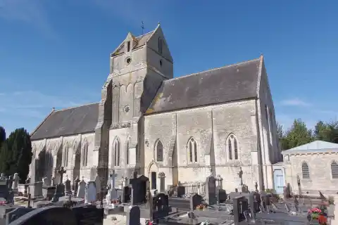 Mosles (Normandie, France). L'église Saint-Eustache