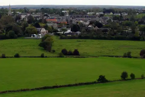 Une vue du bourg de Trévières et de la rivière Aure au premier plan