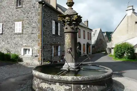 La fontaine de Ségur-les-Villas, Cantal, France