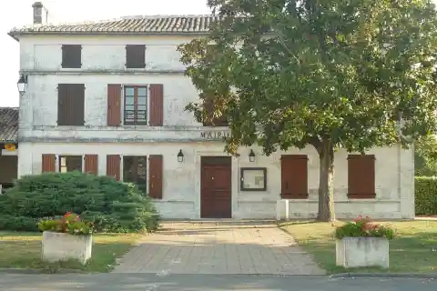 Mairie de Balzac (16), France