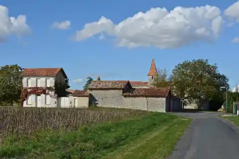 Le bourg de Bessac, Charente, France