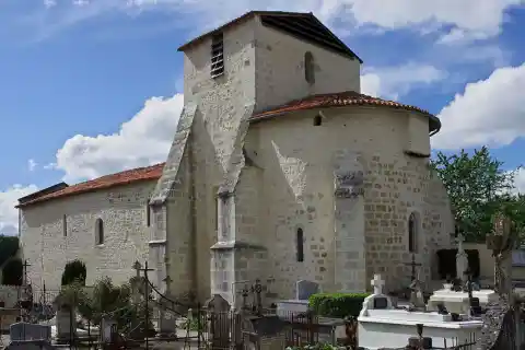 Église Saint-Étienne de Courgeac (XIIe, XVe et XVIe siècles),vue sud-est, Courgeac, Charente, France