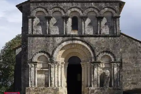 Façade de l'église Saint-Martial (XIIe et XVe siècles), Dirac, Charente, France