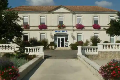 Mairie de Mornac (16), France