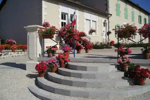 Mairie et anciennes écoles de Pressignac, Charente, France