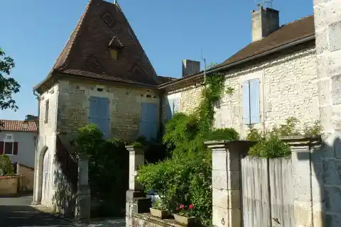 Maison à toit périgordin dans le bourg de Salles-Lavalette, Charente, France