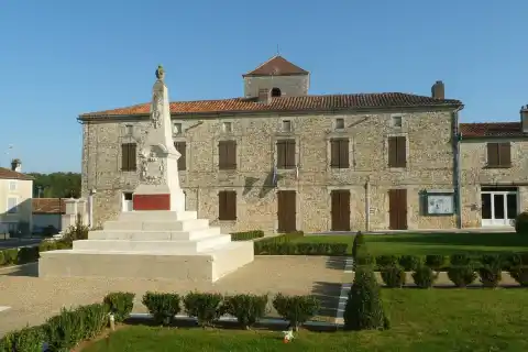 Mairie et monument aux morts de Taponnat-Fleurignac (16), France