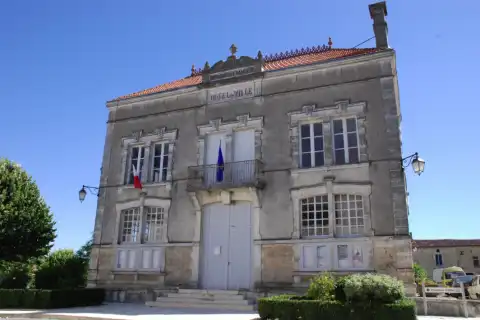 Tusson, l'Hôtel de ville