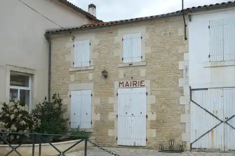 Mairie d'Anais située aux Rivières d'Anais Charente-Maritime France