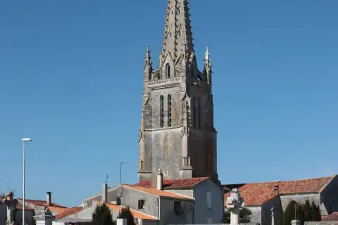 Église Saint-Pierre, vue du cimetière, Fr-17-Moëze