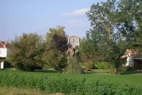Entrée du village et clocher de Romegoux