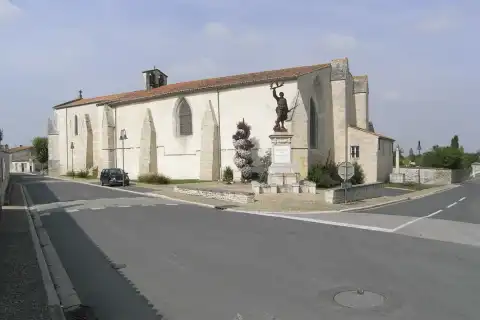 Église et monuments aux morts de Sainte-Soulle en Charente-Maritime (France)