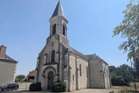 Vue de l'église Saint-Marcel d'Aubinges (Cher, France)