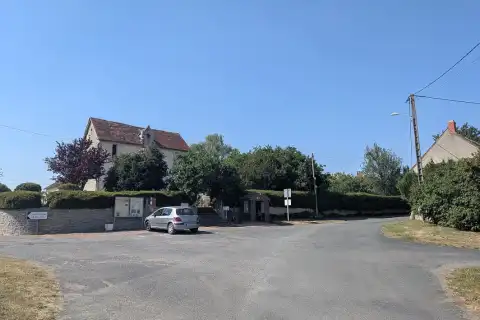 Centre du village de Croisy (Cher, France), avec la mairie à gauche