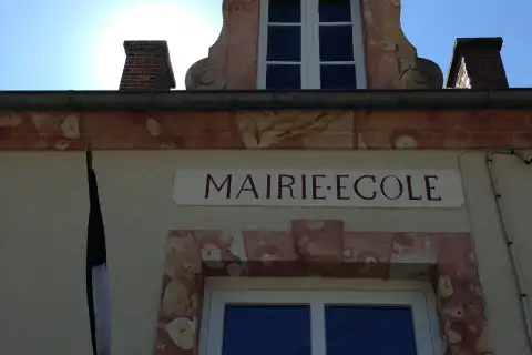 Faverdines - Mairie-École - belle fenêtre de toit en grés rose