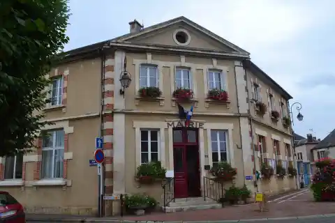 La façade de la mairie de Savigny-en-Sancerre