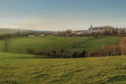 Vue du village et des environs de Sens-Beaujeu
