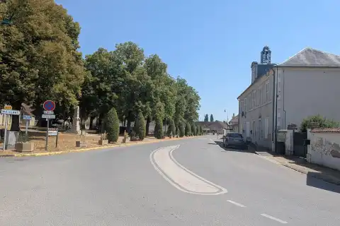 Vue de la rue de la République, avec la mairie à droite, à Uzay-le-Venon (Cher, France)