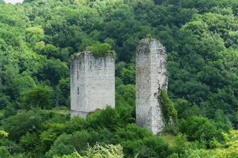Les tours de Carbonnières, Goulles, Corrèze, France