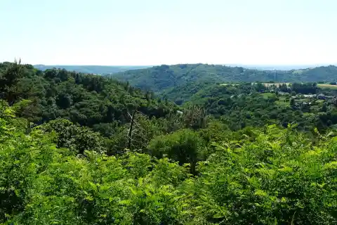 Les gorges du Coiroux séparent Palazinges (à gauche) des maisons du bourg d'Aubazine, Corrèze, France