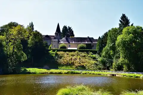 Vue du centre du bourg de Sadroc, dominé par le clocher de l'église Saint-Pierre, Corrèze, France