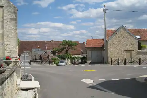 Vue de Bourberain depuis la place devant l'église