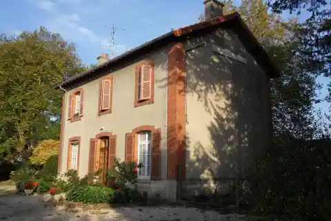 Gare de Champdôtre-Pont. L'ancien bâtiment voyageurs. Sur l'ancienne ligne Ligne Gray - Saint-Jean-de-Losne