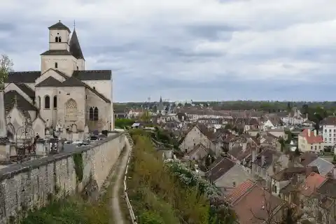 L'église Saint-Vorles dominant la ville de Châtillon-sur-Seine (Côte-d'Or, région Bourgogne, France)
