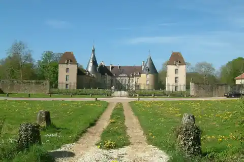 Château de Commarin, vue à partir de l'entrée principale, Commarin, Côte-d'Or, Bourgogne, France