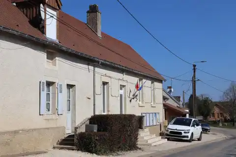 Mairie et monument aux morts (plaque) de Jancigny (21)
