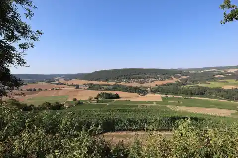 Le bourg de Messanges (Côte-d'Or) vu depuis la butte de Vergy