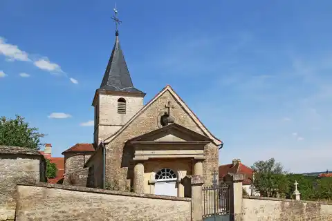 Église de la Nativité-de-la-Sainte-Vierge dans l'enclos paroissial de Meulson