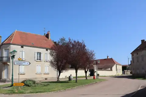 Place de l'église à Montberthault (21)