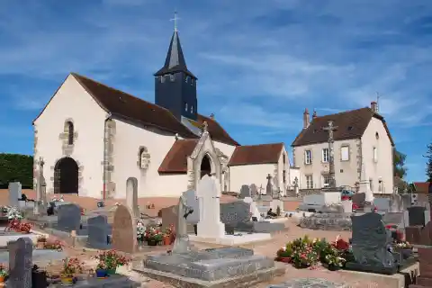 Musigny (Côte-d'Or, France) ; la mairie, le cimetière, le monument aux morts & l'église