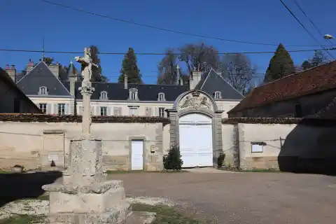 Croix et château de Saint-Anthot (21)