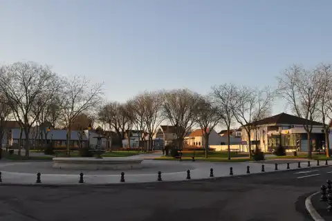 Place centrale de Saint-Apollinaire, Côte-d'Or