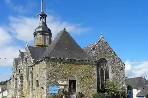 Sacristie et chevet de l'église Saint-Jean-Baptiste de Lanrelas (22)