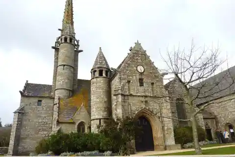 Ploumilliau, église Saint-Milliau : vue extérieure d'ensemble