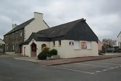 La mairie de Saint-Hervé près d'Uzel dans les Côtes-d'Armor