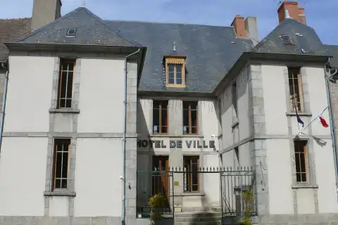 Chénérailles - Hôtel de ville, près de l'église