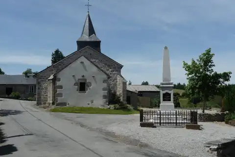 Peyrabout, vue du monument aux morts et de l'église