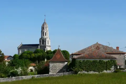 Vue du bourg de Bertric, Bertric-Burée, Dordogne, France