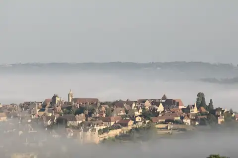 Domme dans ses brumes matinales
