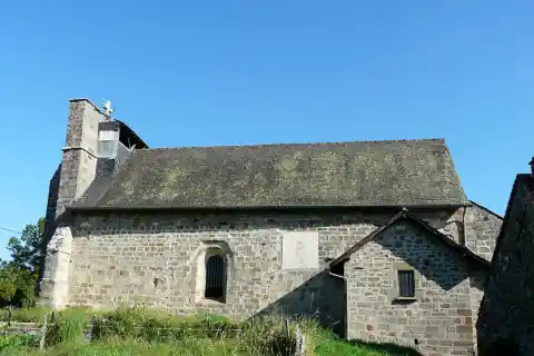 Le côté sud de l'église Notre-Dame-de-la-Nativité, La Feuillade, Dordogne, France