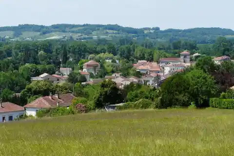 Le bourg de Lisle vu du sud-est, Dordogne, France