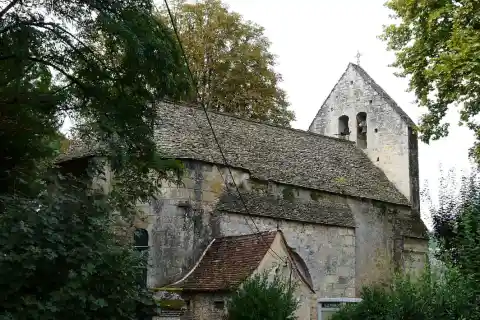 L'église Saint-Robert du Moustier vue du nord-est, Peyzac-le-Moustier, Dordogne, France