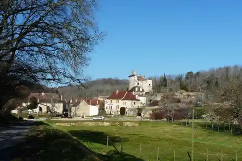 Le village de Saint-Georges-de-Montclard vu du sud-est, Dordogne, France